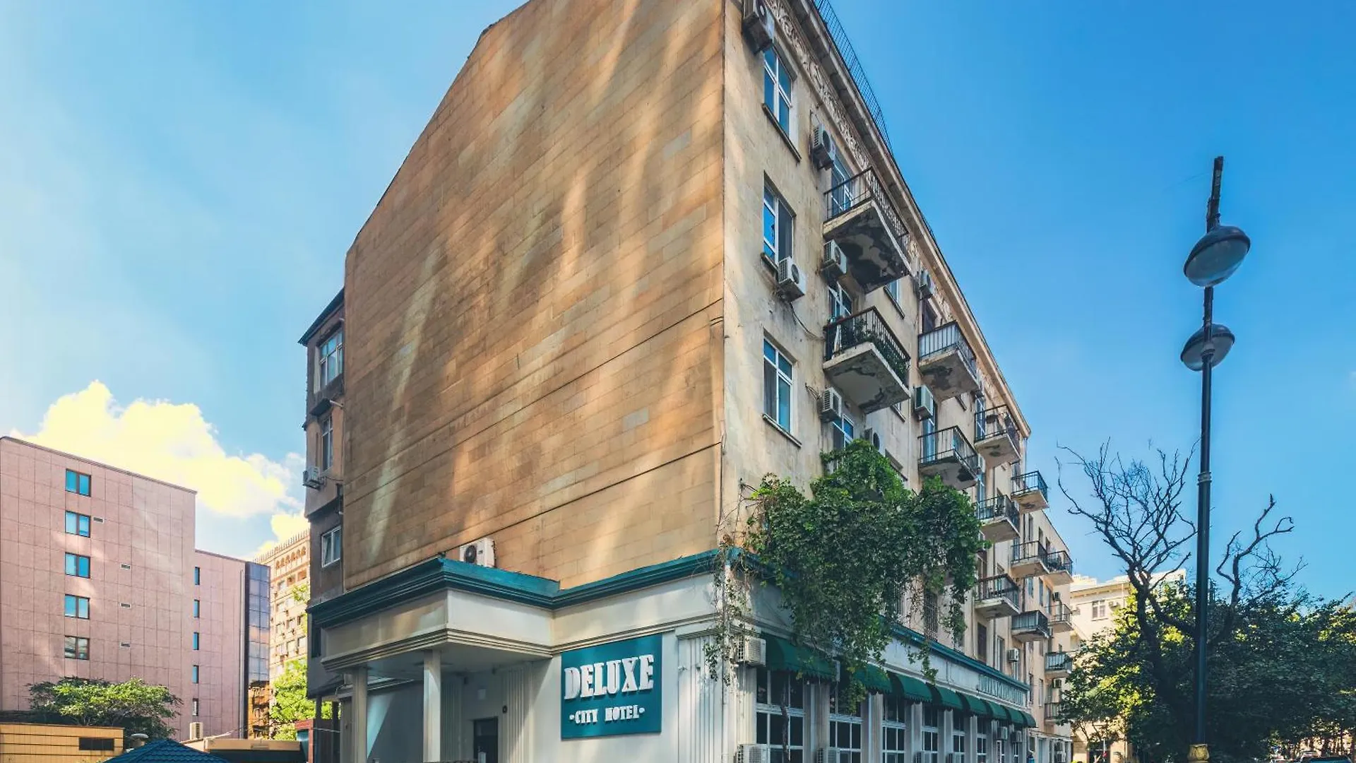 Deluxe Hotel باكو